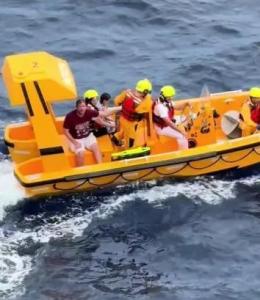 女童墜海父親跳海托舉20分鐘 英雄父親獲贊譽(yù)