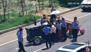 高溫天氣濟南街頭撐起生命之傘 警民合力救助昏迷司機