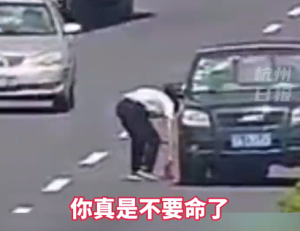 司機(jī)高速冒險(xiǎn)換胎交警4分鐘閃現(xiàn)救援,，“有困難我們都會(huì)幫忙的！”