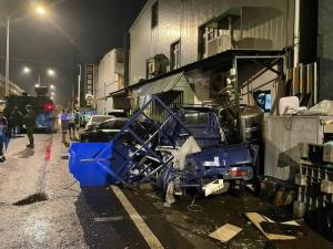 台军“汉光”演习深夜出事！一辆自行火炮车街头连撞4车，现场画面曝光