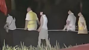 淄博一景區(qū)凌晨數(shù)十人蒙眼列隊(duì)行走 神秘團(tuán)建引熱議