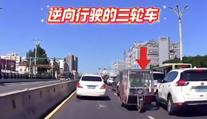 大爺騎三輪剮蹭車后揚長而去 司機當即下車追趕并呼喊制止