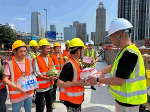 記者探訪高溫下建筑工人是否有保障 工地防暑措施到位