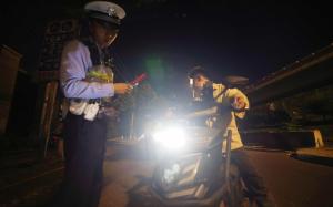 北京交警開查電動(dòng)自行車加裝遠(yuǎn)光燈，首次警告,，再被查將扣車罰款 加強(qiáng)路面查處
