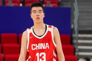 15歲2米03前鋒張懿趙杰率U16男籃奪亞軍 明日之星閃耀賽場(chǎng)