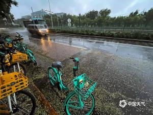 今天早晨北京多地降雨持續(xù) 路面濕滑影響出行 全市平均降水量49.0毫米