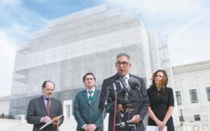 特朗普关税政策面临美最高法院裁决 权力重大考验