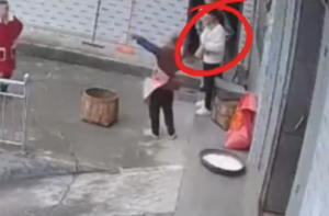 宝马司机扎伤农村老人后逃跑 派出所回应