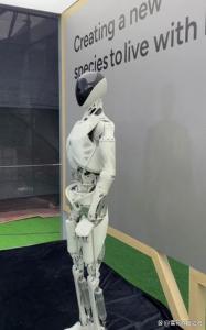 小鹏点燃中国人形机器人反击战 电动车技术的降维碾压