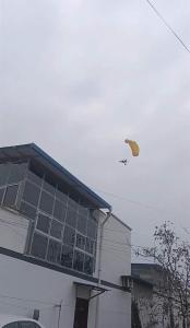 小伙结婚当天驾自制“飞机”飞天 自制飞行器引围观