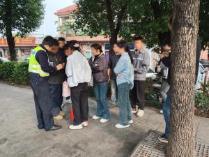 6座面包车下来7个人 拉开门还有8个 超员违法被查