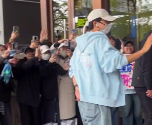 张杰跟粉丝互动登机迟到被机场点名催促