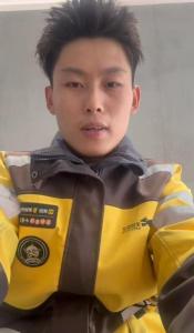 外卖小哥扑救自燃车辆获5000奖励 见义勇为受表彰