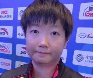 孙颖莎采访专注盯着记者！