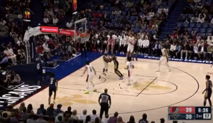 格兰特与米西抢位互殴酿开拓者鹈鹕冲突，最终两人被驱逐两人吃T