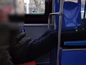 老人公交车上将腿伸到前排霸占两座 公交公司回应