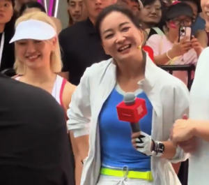 43岁贾玲罕见露面又瘦了 此前频繁被传复胖