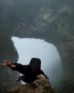 驴友挂在南太行山绝壁打卡？景区回应 未开发区域存风险