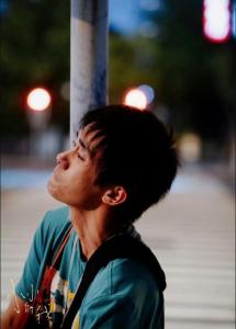 易烊千玺凭《小小的我》获奖 演技获赞实至名归