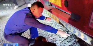 电动车连人卷入半挂叉车侠出手相救