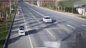 大爷剐蹭后说挪车 结果开老头乐跑了 肇事逃逸成新痛点