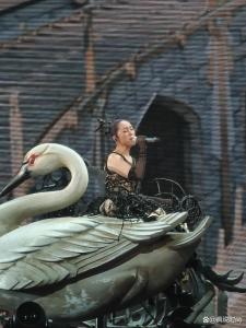 杨千嬅儿子长这么高了 13岁已超170cm