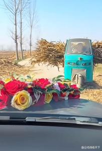 司機為讓路放倒自己的三輪車 溫暖舉動感動眾人