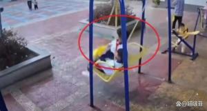 男子靠近搂抱荡秋千的两名小女孩 公园内惊现不当行为