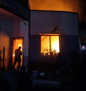 民警深夜逆行沖進(jìn)濃煙救人！火速撲救除隱患！