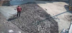 村干部回應(yīng)村民修路被破壞 親戚矛盾引發(fā)爭(zhēng)端