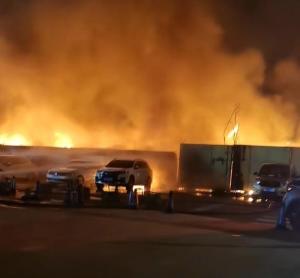 安徽芜湖当地回应一商场附近突发火情 明火已扑灭