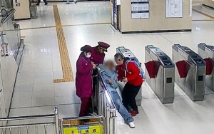 地鐵小姐姐跪地守護突發(fā)暈厥男子 腎結(jié)石引發(fā)劇痛