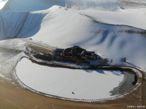 敦煌雪景讓沙漠一秒變水墨 雪色交織古絲路