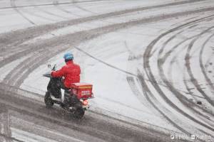 濟南外賣和快遞小哥“雪中忙” 風雪中的溫暖身影