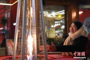 哈爾濱中央大街開始供暖了 暖爐點亮冬日溫情