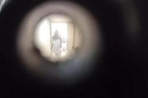 27岁女子家门口遇害案一审开庭 精神鉴定争议再起