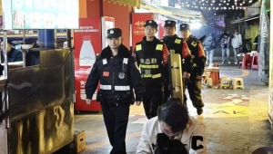 男子落水 辅警跳入刺骨江水救人 53岁辅警英勇施救