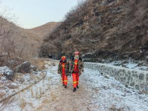 男子户外穿越活动中迷路 消防救援 多方合力成功营救