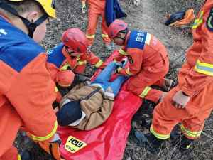 女子登山摔伤 消防员用担架抬下山 崎岖山路艰难救援