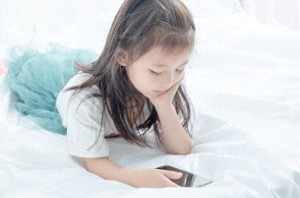 现在小孩吃饭、喝奶都得看手机，导致孩子上学后难以在课堂集中注意力