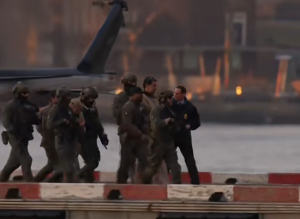 马杜罗“出庭”完整画面：跪着爬上囚车 拒绝美方指控！