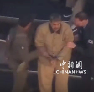 马杜罗夫妇被押往纽约联邦法院"出庭"完整版,跪着上车