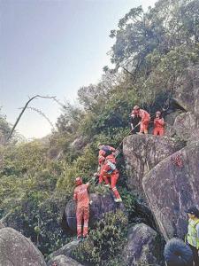 女子爬山摔伤 救援队员抬担架下山 马拉松选手紧急支援