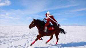 贺娇龙朋友圈置顶大部分都是工作 坠马受伤仍在救治中