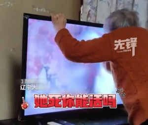 家人为91岁追剧奶奶换上防爆屏 家人：她开心最重要