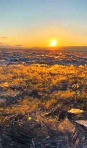 赛里木湖冰推遇落日好壮观 浮光跃金奇景