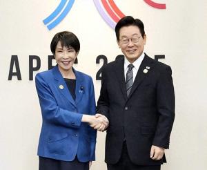 高市早苗与李在明握手vs梅洛尼与李在明握手，网友：没有对比就没有伤害 外交表演的背后