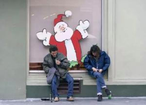 人民日报评美国“斩杀线” 中产坠落的阈值警钟