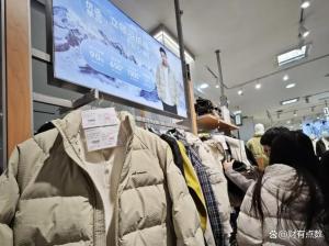 胖东来下雪天的安全感 超市羽绒服成新宠