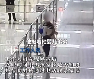 8岁哥哥带4个月弟弟坐地铁 工作人员赶紧帮忙联系家长